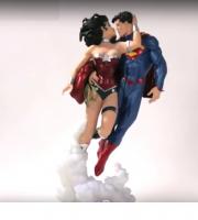 Superman & Wonder Woman The Kiss JUSTICE LEAGUE #12 Statue 