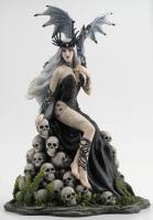 Mad Queen & Dragon Atop The Skulls Pile Premium Figure Diorama   soška drak a čarodějka