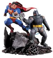 Superman vs. Batman The Dark Knight Returns Statue Diorama