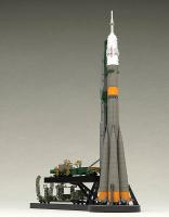 Soyuz Rocket & Transport Train Plastic Model Kit 1/150