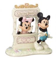 Minnie Mouse Kiss For Mickey Statue Diorama