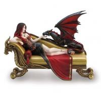 Vixen On Sofa & Dragon Premium Figure Diorama Dračí dívka na pohovce soška