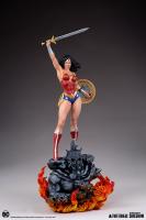 Wonder Woman Atop A Dilapidated Monument Base The DC Comics QUARTER Scale Maquette 