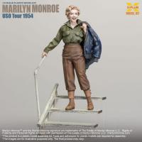 Marilyn Monroe On The Staircase United Service Organizations (USO) 1954 Tour 1/8 Scale Figure KIT stvebnice
